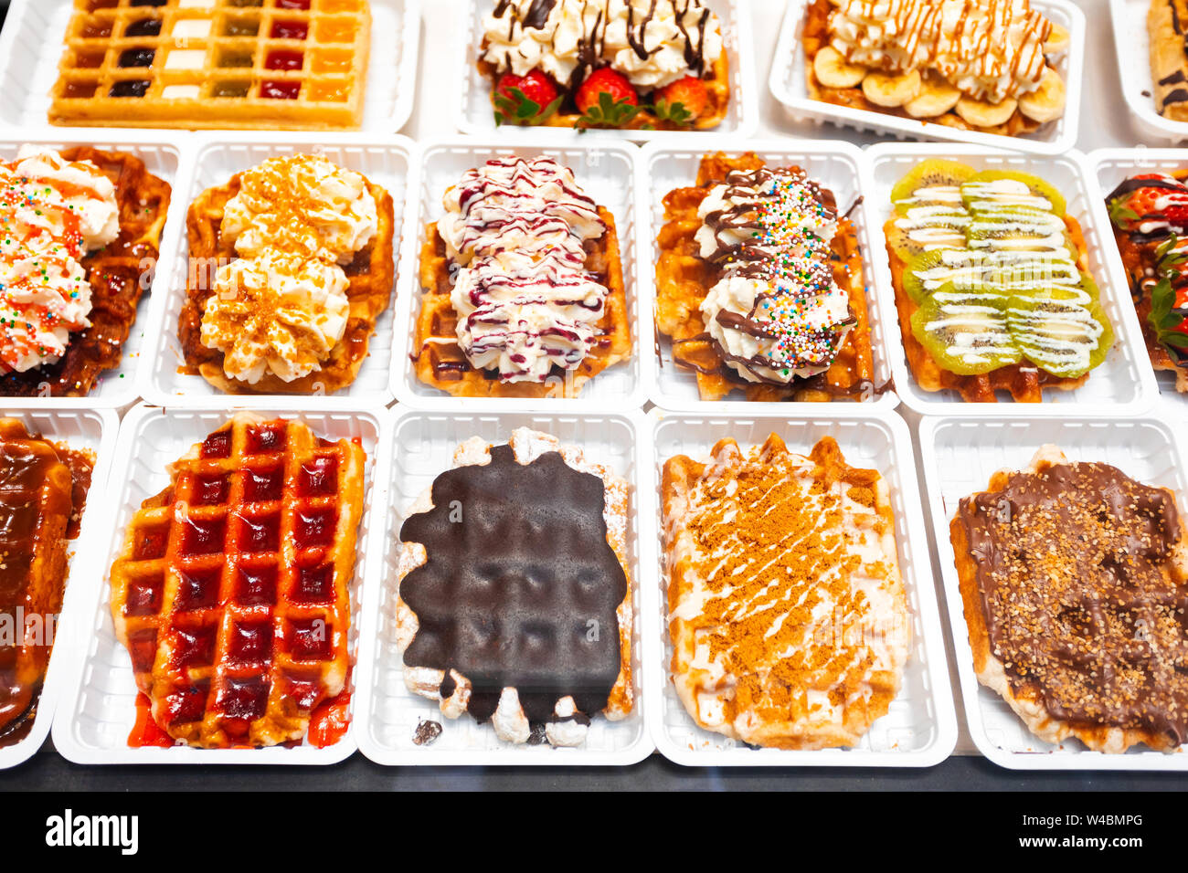 Traditionelle belgische Waffeln mit Obst und Schlagsahne Stockfoto
