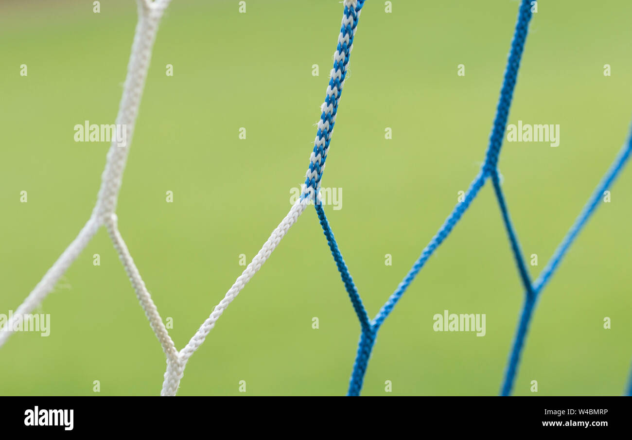 Fußball oder Football net Hintergrund. Fußball net schließen bis auf Verschwommene grüne Gras Fußballplatz Stockfoto