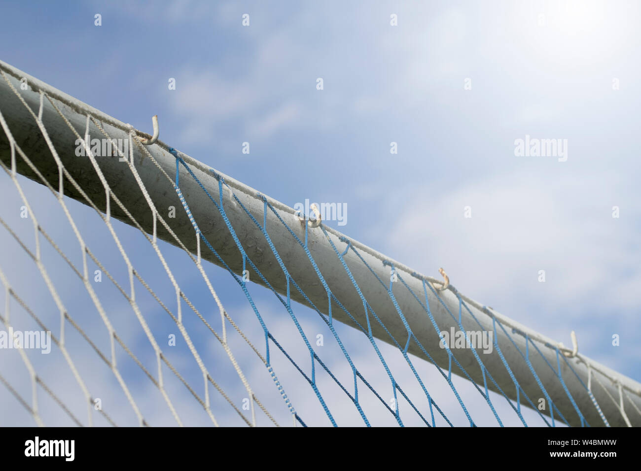 Nahaufnahme, Fußball oder Fußball Ziel mit blauem Himmel. Die alten rostigen Fußball Tor ist unter dem blauen Himmel. Fußball Tür Metall- und Net close-up. Stockfoto