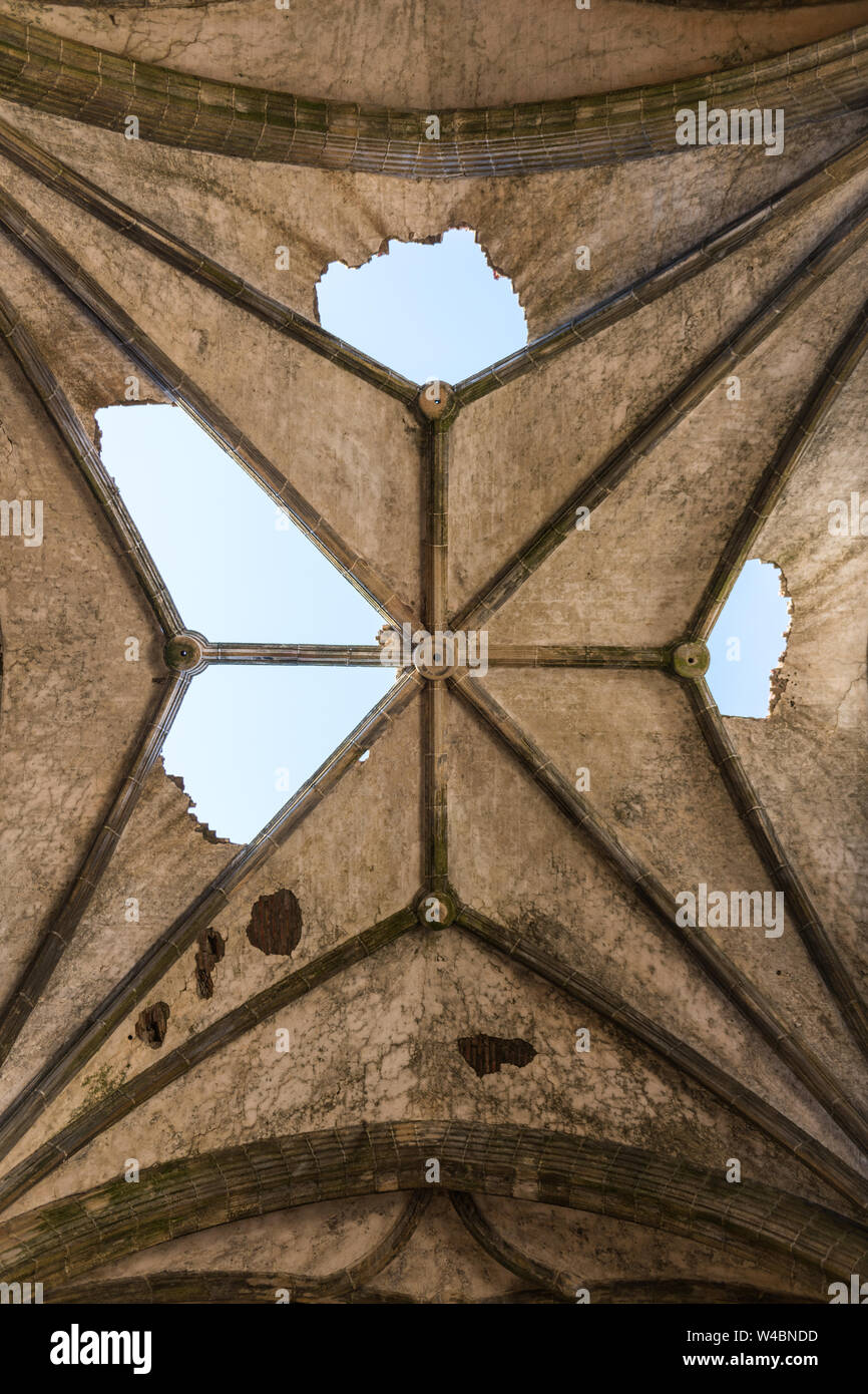 Verschlechterung der gotischen Gewölbe der verlassenen Kloster von San Antonio de Padua, Garrovillas de Alconetar Stockfoto