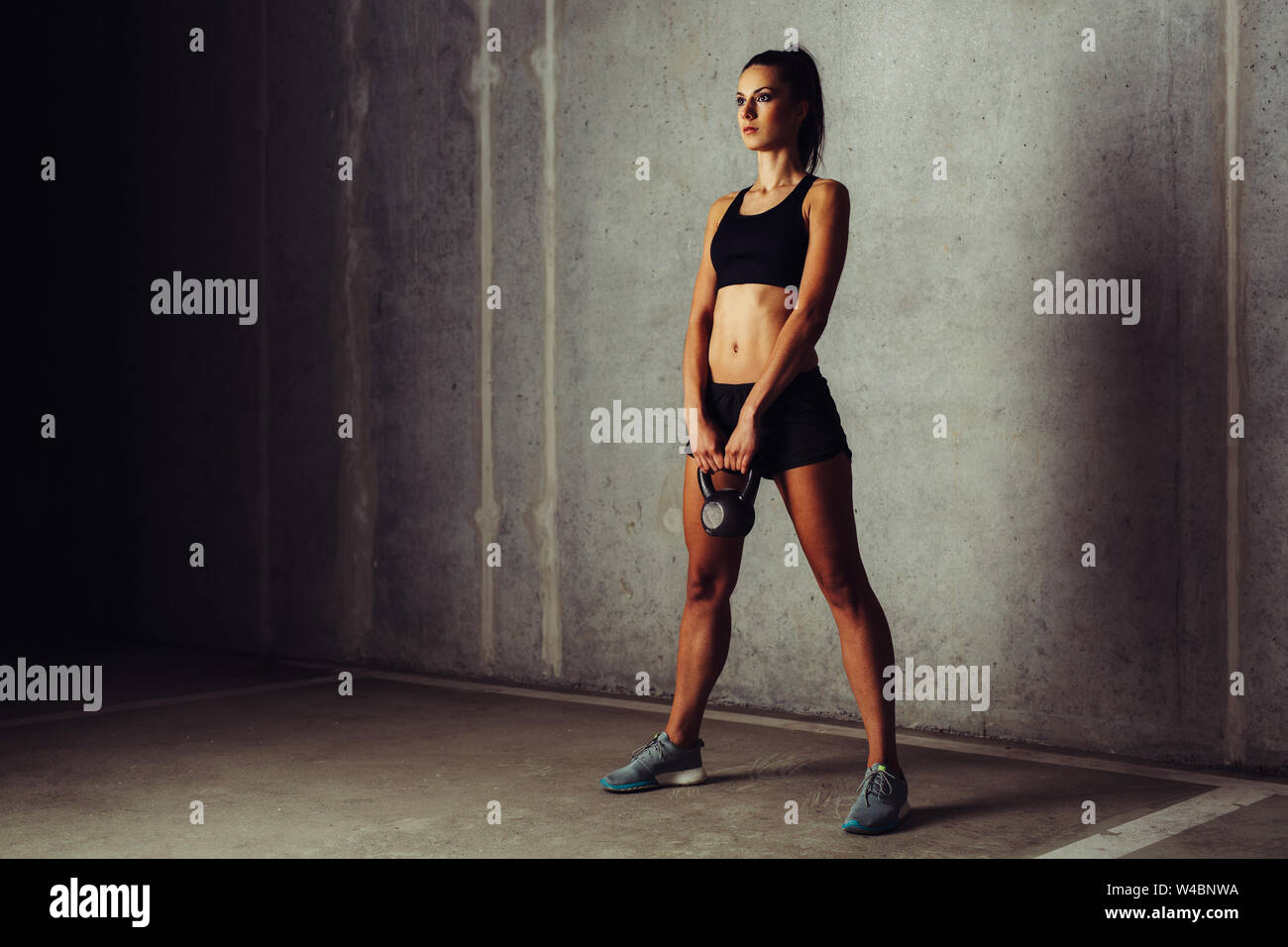 Junge Frau für kettlebell Schwingen bereit. Cross Training Stockfoto