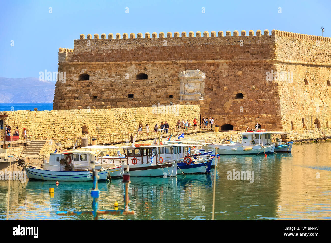 Heraklion, Griechenland - 27. April 2019: Insel Kreta alter Hafen mit Fischerbooten und venezianische Festung Rocca Al Mare panorama Stockfoto