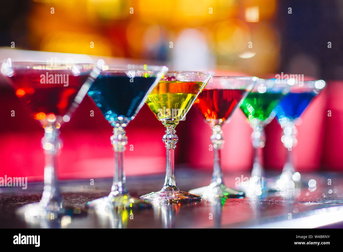 Bunte Cocktails an der Bar auf dem Holztisch. Stockfoto