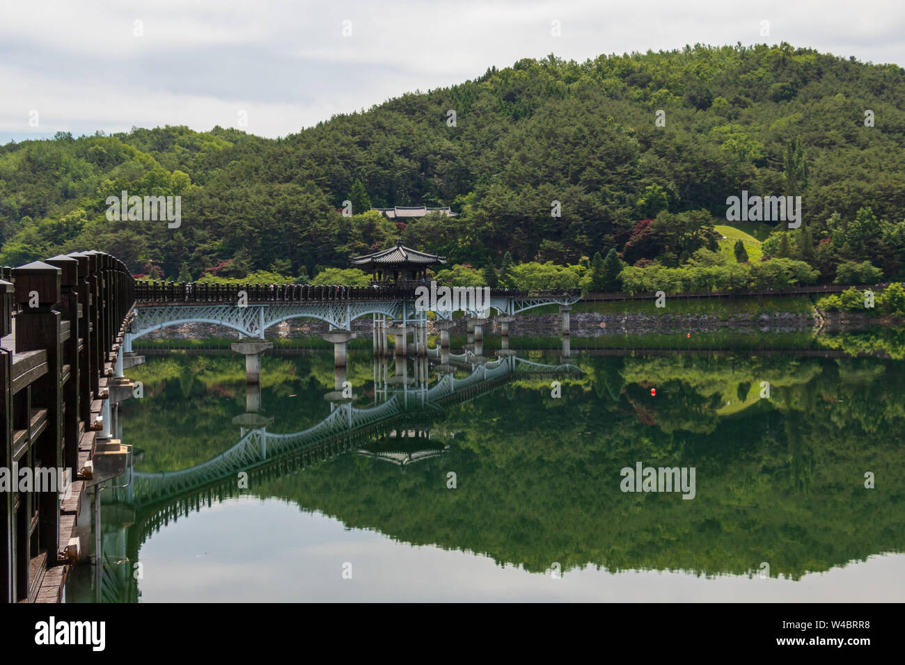 Blick auf Moonlight Brücke, koreanisch Woryeonggyo, und der Fluss Nakdong mit Fußgängern. Andong, North Gyeongsang Provinz. Südkorea, Asien Stockfoto