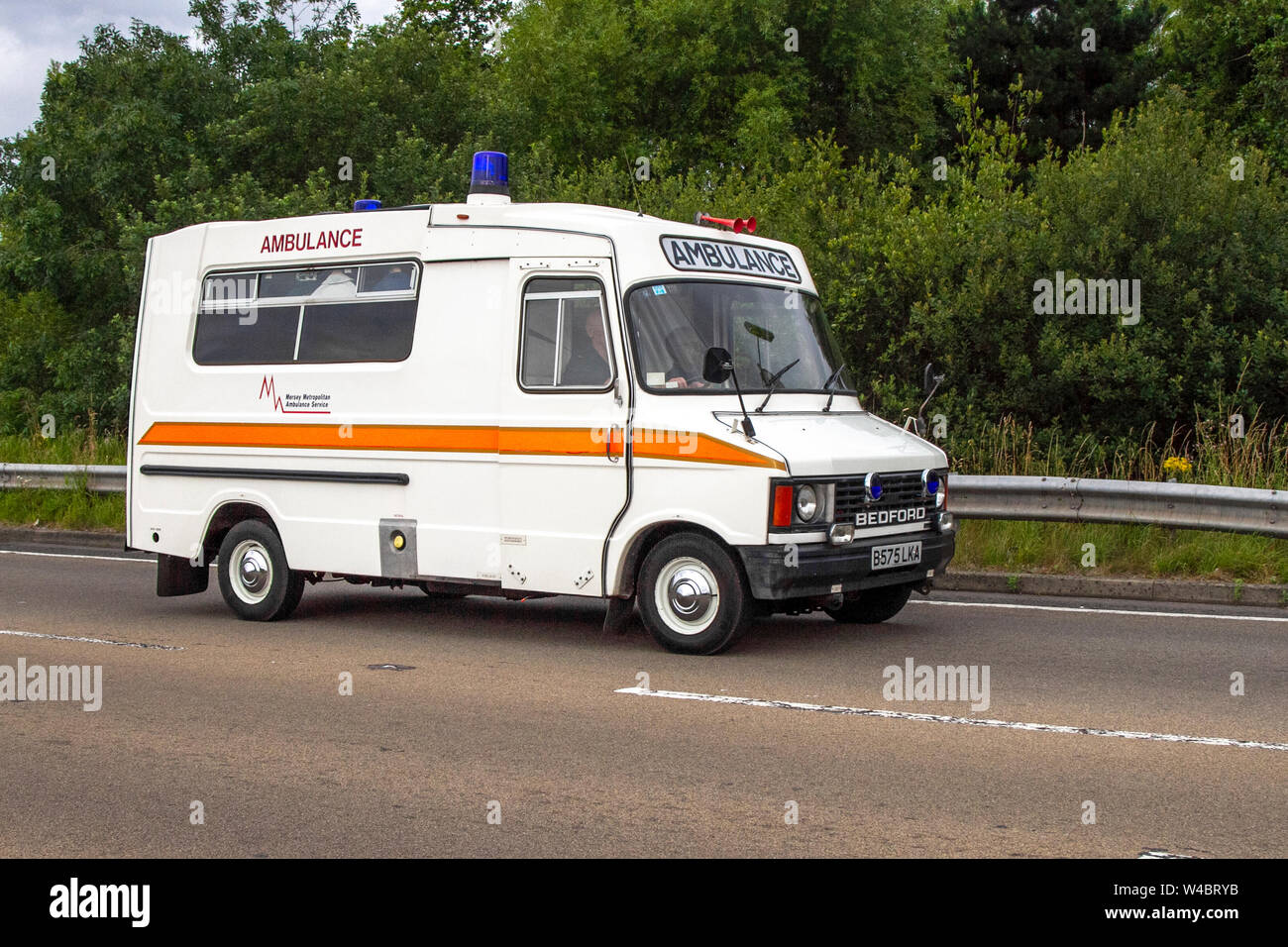 1985 weiße Bedford Krankenwagen; Tram Sonntag 2019; ein Fest für Verkehr hielt die in der Küstenstadt Fleetwood, Lancashire, Großbritannien Stockfoto