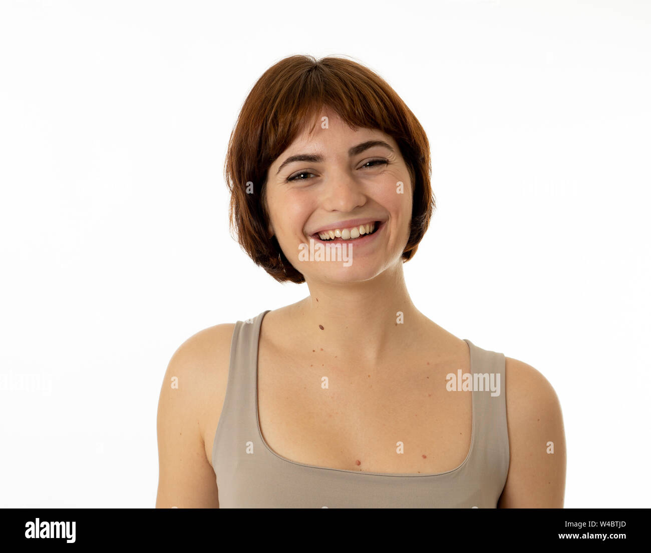 Close up Portrait von attraktiven jungen Hübschen kaukasische Frau mit glücklichen Gesicht und schönes Lächeln. Auf weiß isoliert. In Menschen, die positiven menschlichen Gesichts Stockfoto