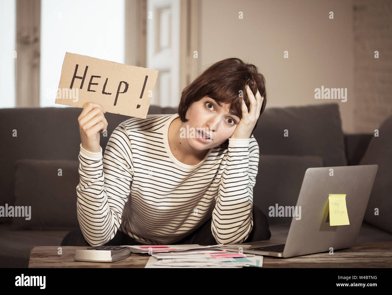 Portrait von sorgen junge Frau Gefühl gestresst und verzweifelt um Hilfe zu bitten, in der du Rechnungen bezahlen, Schulden, Steuern und Rechnungswesen home Finanzen mit Stockfoto