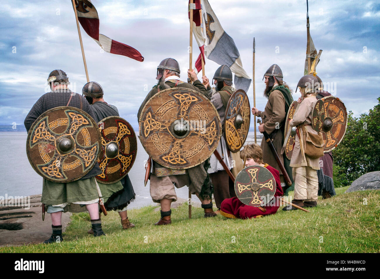 Gruppe von wikingern in Heysham, Lancashire. Viking Festival mit einem lebendigen historischen Lager, Parade, Schlacht Re-enactment, Waffen-Display, & Kostüme. Stockfoto