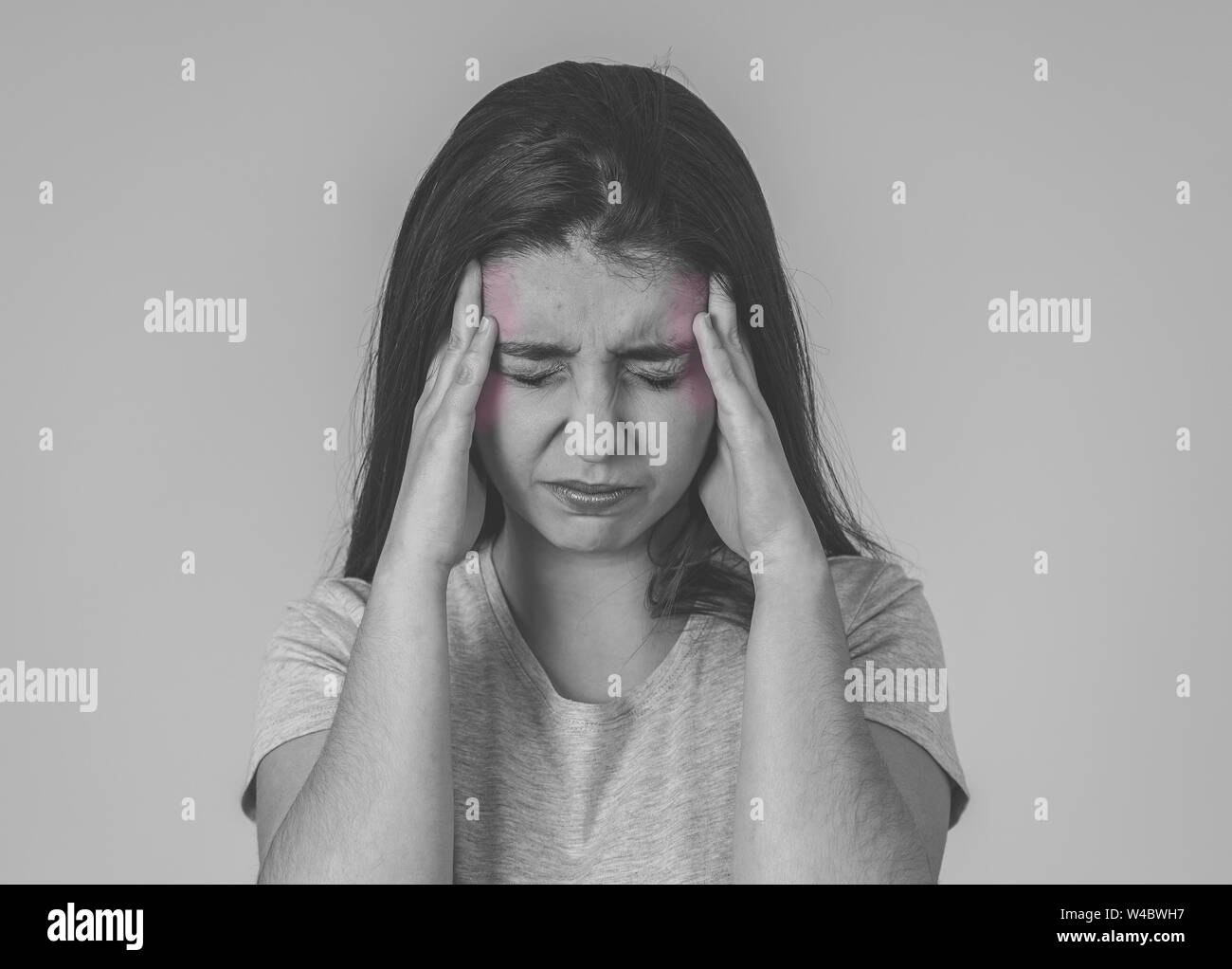 Schwarz-weiß-Porträt einer jungen Frau traurig, ernst und besorgt, besorgt und durchdachte leiden unter Migräne. Auf neutralen Bac isoliert Stockfoto