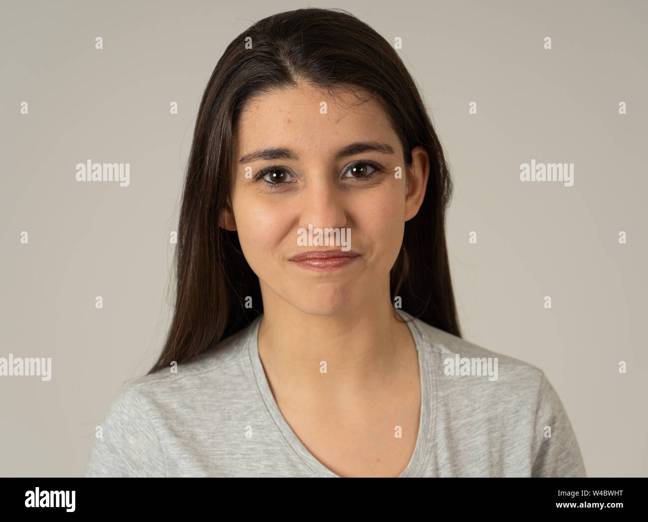 Close up Portrait von attraktiven jungen kaukasischen Latin Frau mit glücklichen Gesicht und schönes Lächeln. Auf neutralem Hintergrund isoliert. In Menschen, positive h Stockfoto Close up Portrait von attraktiven jungen kaukasischen Latin Frau mit glücklichen Gesicht und schönes Lächeln. Auf neutralem Hintergrund isoliert. In Menschen, positive h Stockfoto