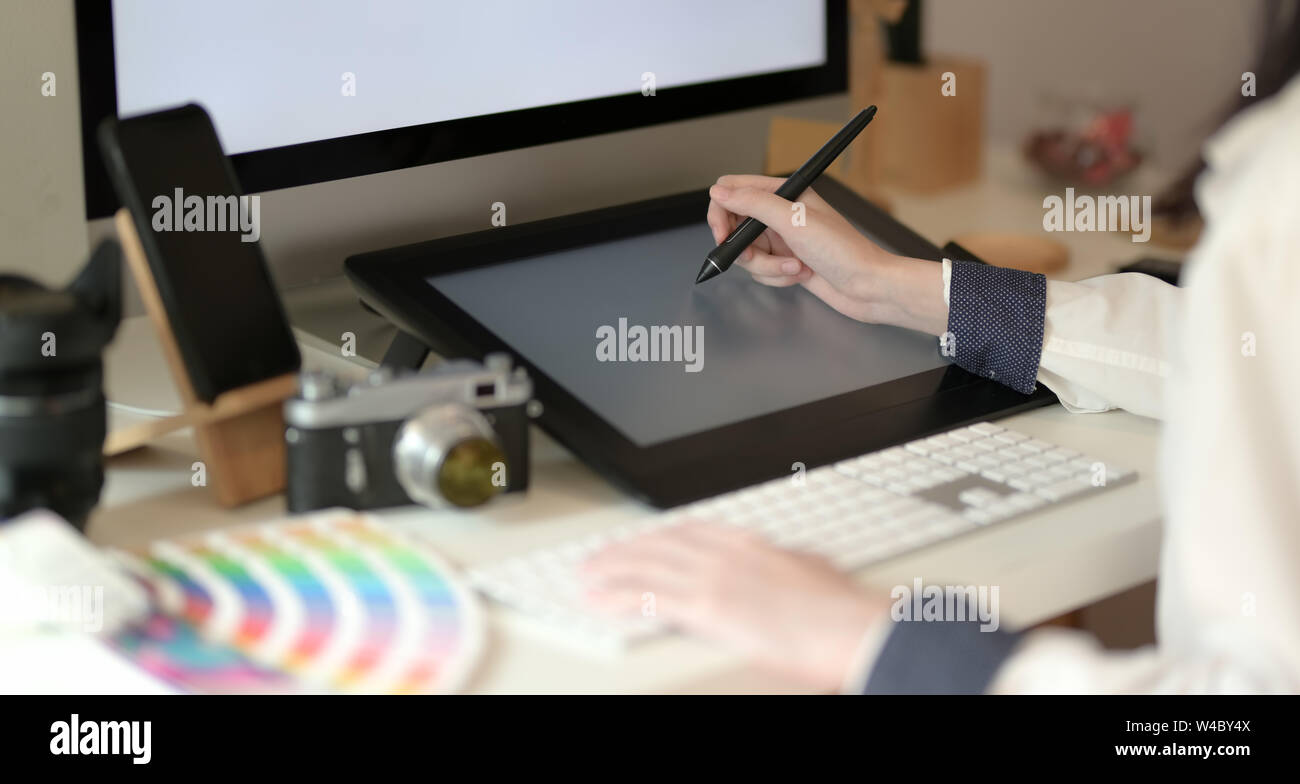 Close-up junger Grafiker zeichnen auf in Creative Studio eingereicht Stockfoto