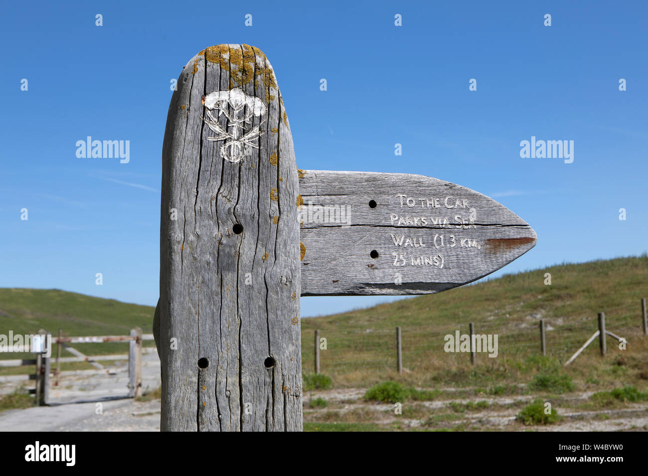 Eine hölzerne Wegweiser an der Queller Hoe, Dover, Kent. Stockfoto