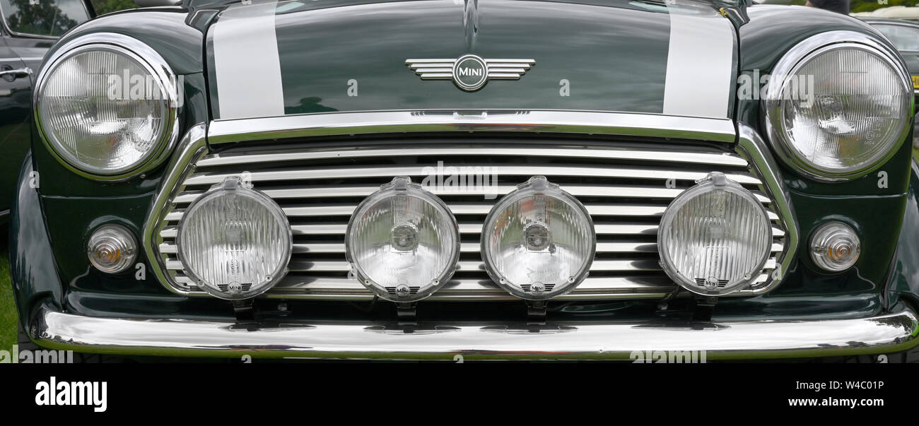 https://c8.alamy.com/compde/w4c01p/scheinwerfer-grill-und-motorhaube-eines-bmc-vintage-mini-auto-w4c01p.jpg