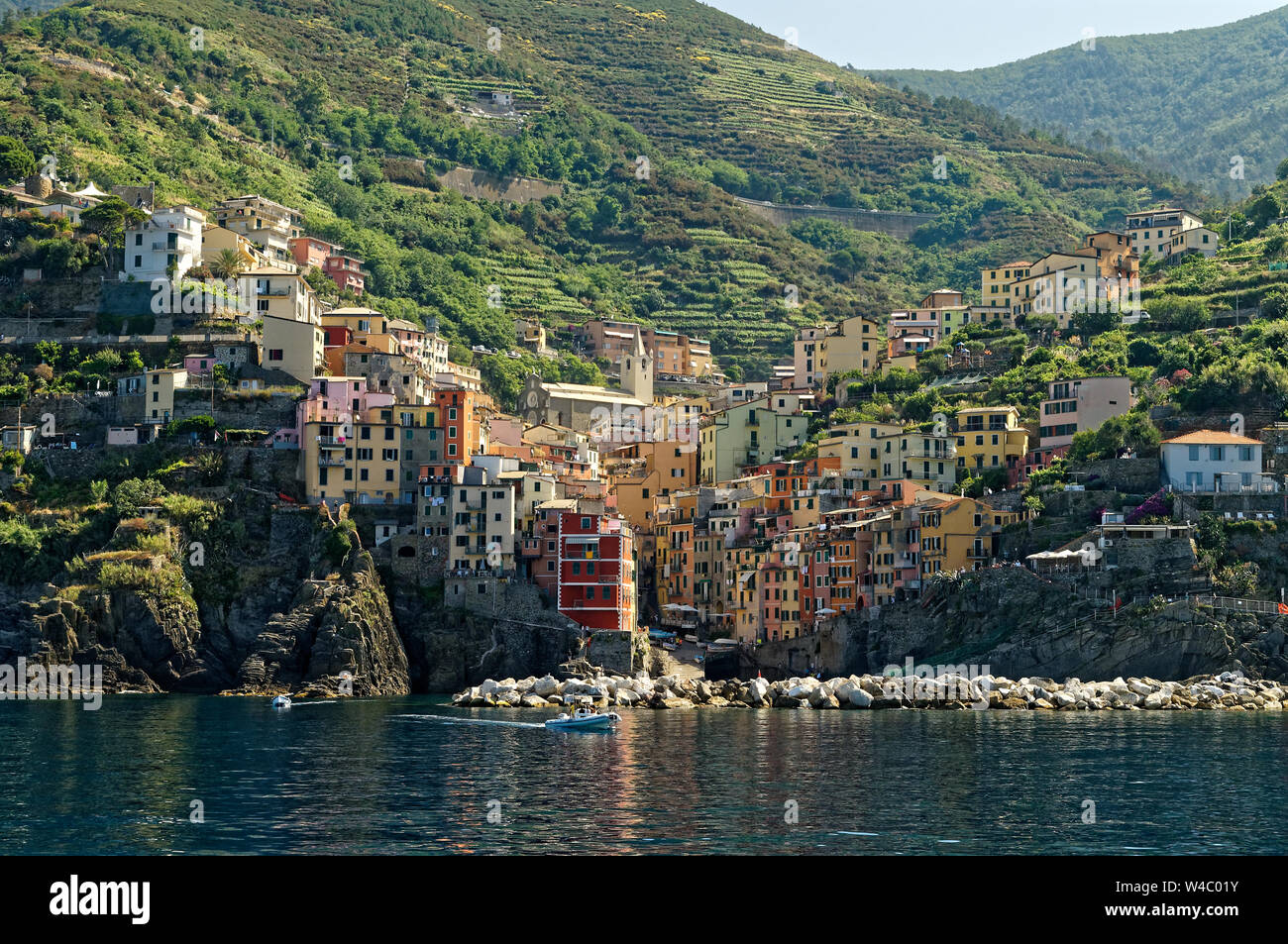 Riomaggiore Dorf in Cinque Terre, Italienische Riviera. Blick vom Meer. Stockfoto