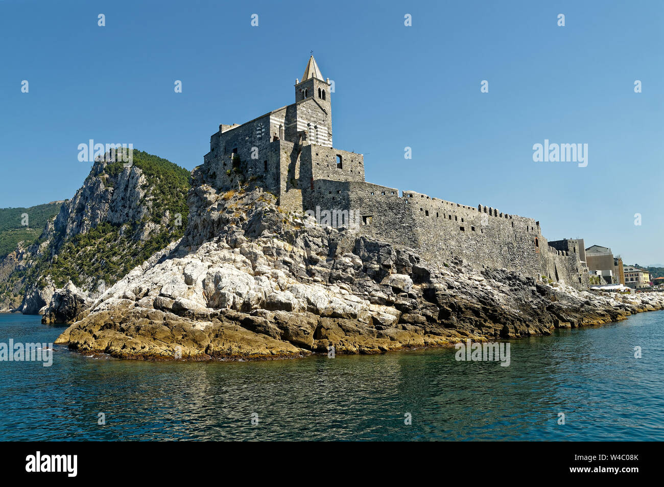 Die Kirche San Pietro in Porto Venere wurde zwischen 1256 und 1277 von den Genuesen gebaut Stockfoto