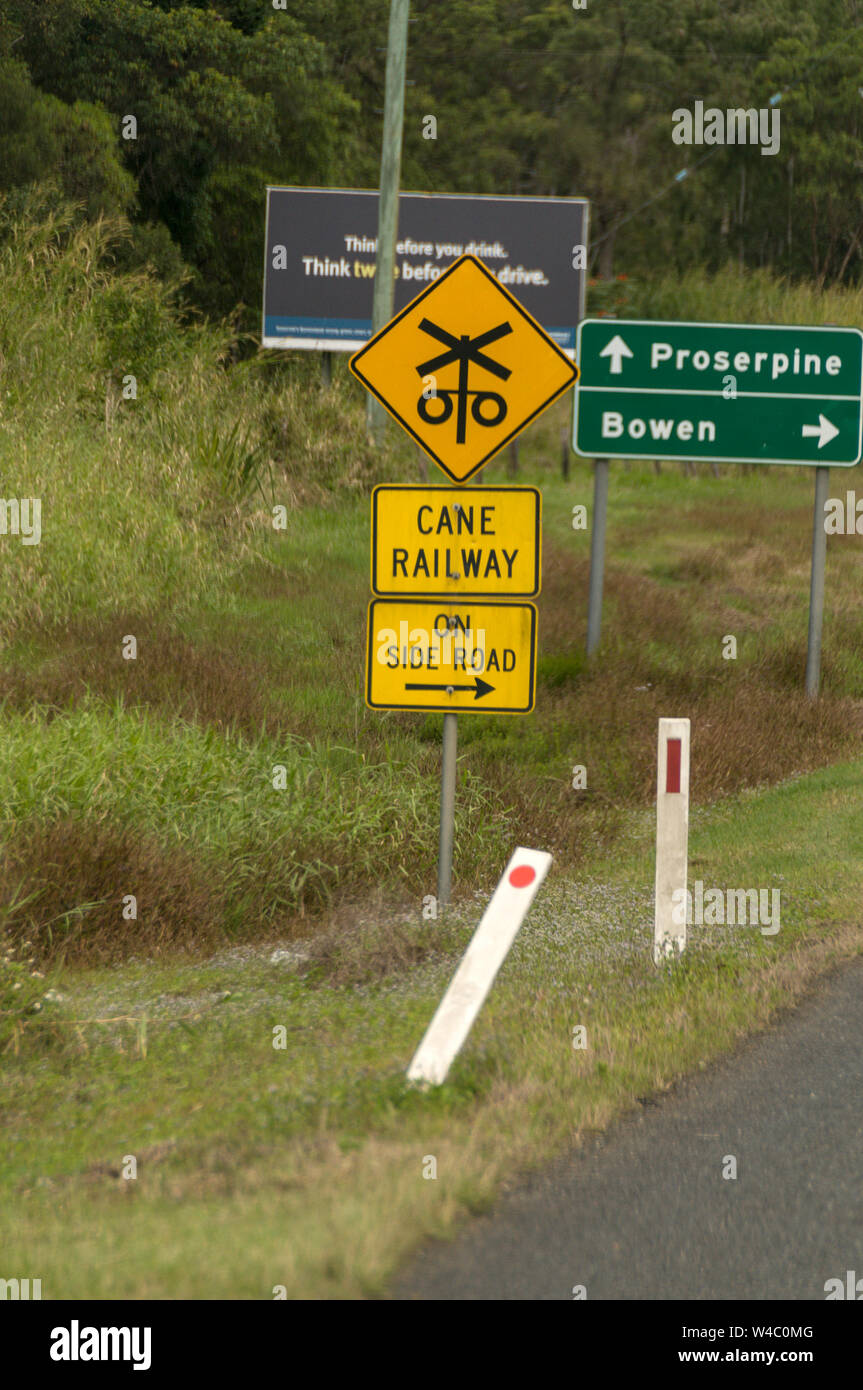 Ein Zucker zug Bahnuebergang Zeichen an einer Hauptstraße in Zuckerrohr Felder in der Umgebung von Mackay, Queensland in Australien. Mackay ist der größte Zucker p Stockfoto