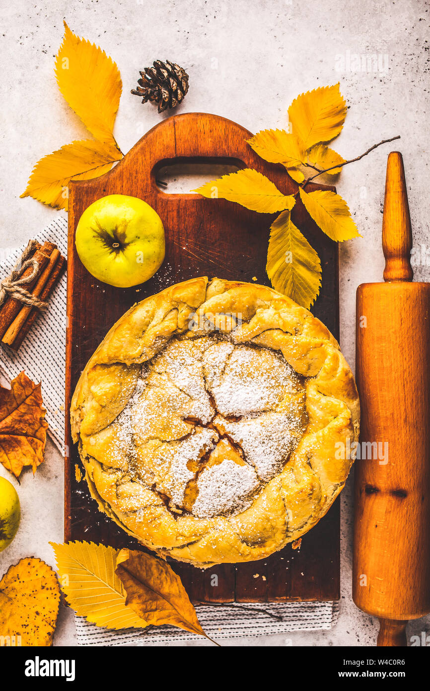 Traditionelle amerikanische Apple Pie auf einem Holzbrett, Ansicht von oben. Herbst essen eingerichtet. Stockfoto