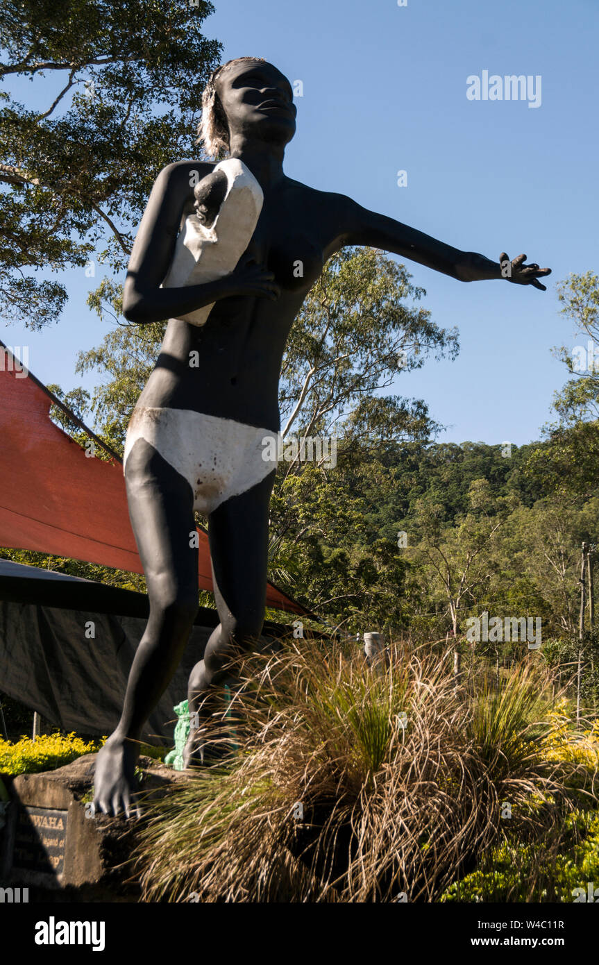 Die schwarze Skulptur einer Aborigine-Frau namens Kowaha, die ihr Baby im ‘The Leap Hotel’ trägt, einem alten Pionierpub am Bruce Highway, in der Nähe des Stockfoto