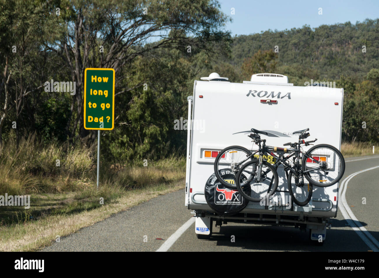 Ein Schild mit ein bisschen Humor auf dem Bruce Highway von Mackay zu Rockhampton in Queensland, Australien Stockfoto