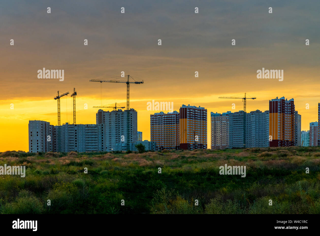 Baustelle von Apartment Haus auf den Sonnenuntergang. Stockfoto
