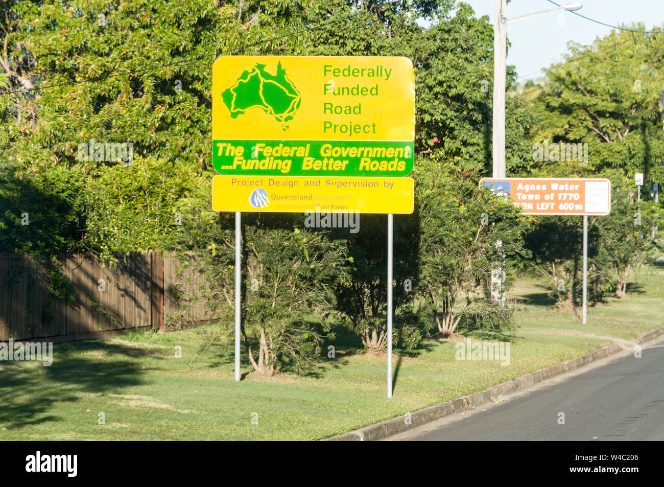 Ein Schild zeigt einige der Autobahnen rund um Australien zugelassen für bessere Straße Finanzierung durch die Bundesregierung Straßen Regelung genehmigt. Stockfoto