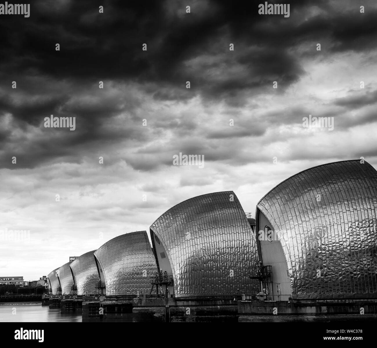 Moody Himmel über der Themse Sturmflutwehr, London England Großbritannien Stockfoto