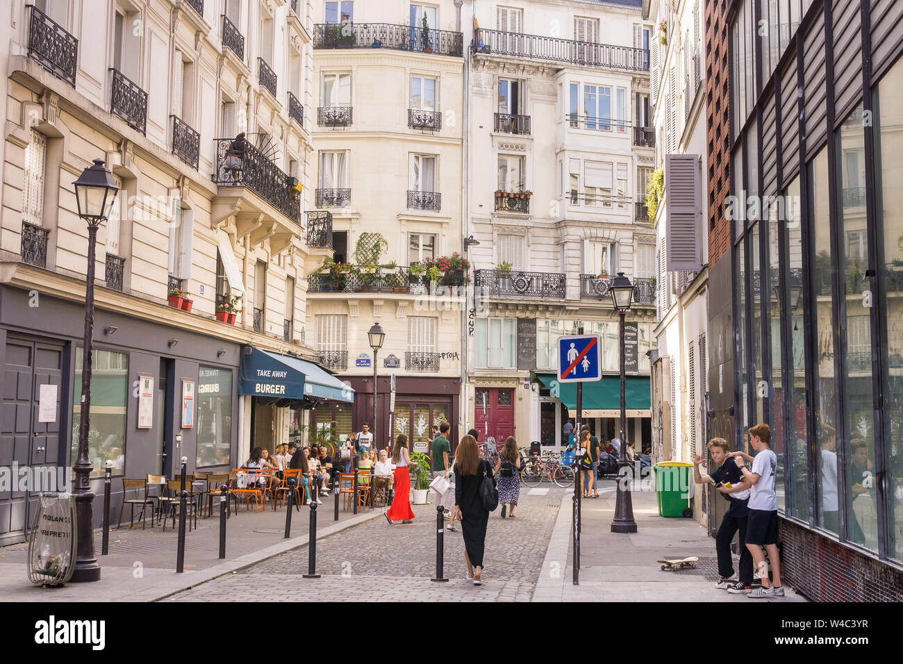 Paris Street Scene - 10. Arrondissement an einem Sonntag Nachmittag, Frankreich, Europa. Stockfoto