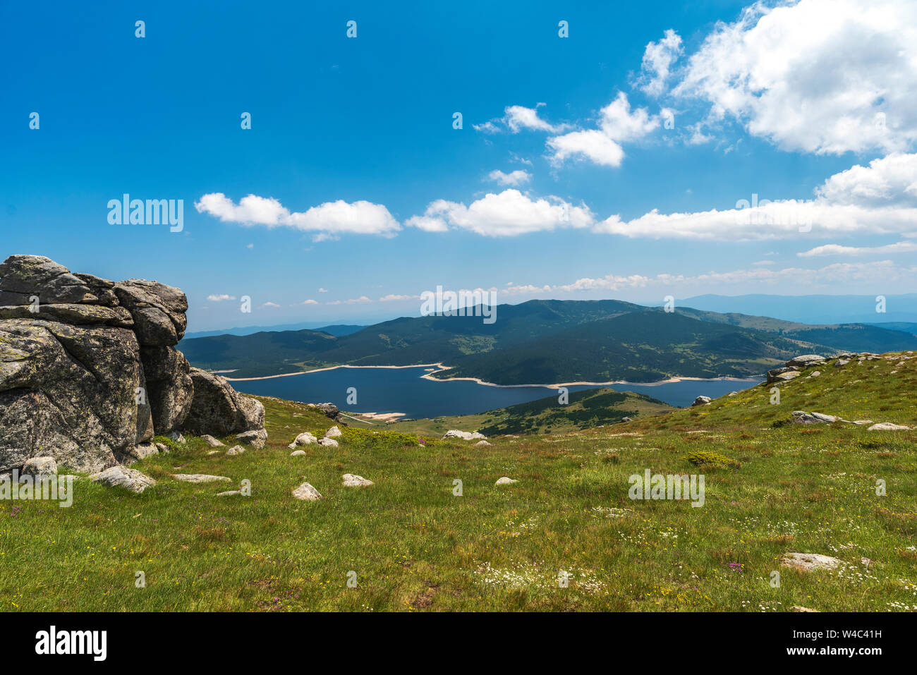 Panorama Foto von Sommer Berg Tal. Fabelhafte warmen Tag in die Berge, beeindruckende Natur. Reisen und Wandern Stockfoto