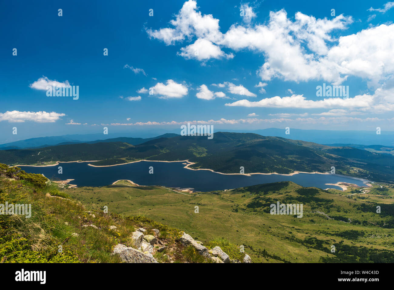 Sommer Panorama Landschaft aus Belmeken Peak, 2626 m hoch. Bulgarien, Rila Mountain National Park, Stockfoto