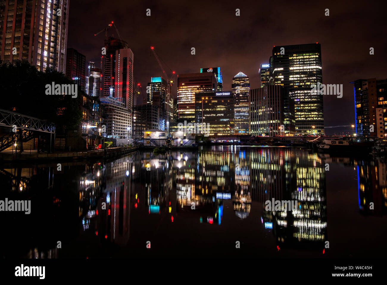 Canary Wharf in der Nacht, von den Blackwall Basin in London, England Großbritannien erfasst Stockfoto