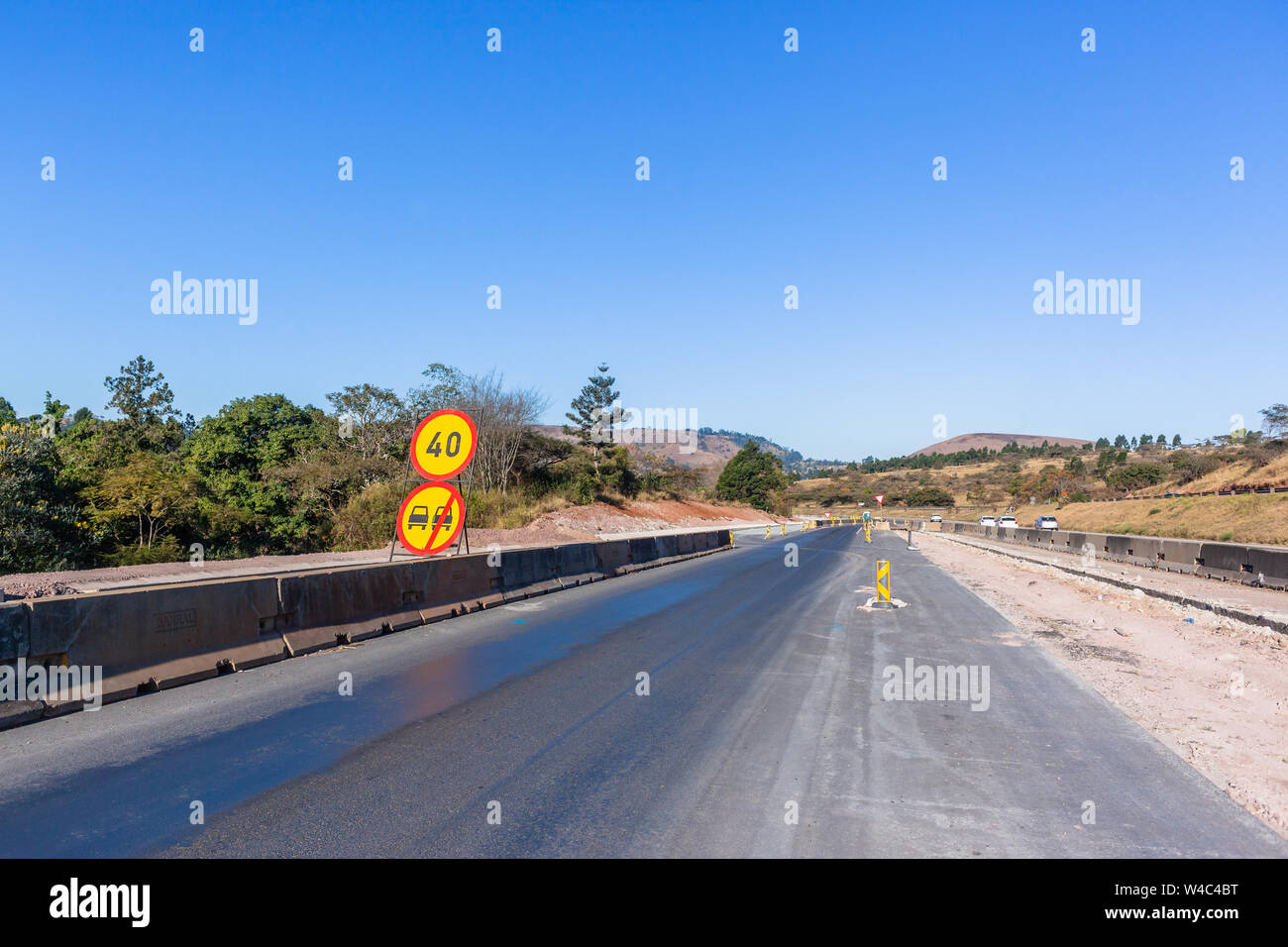 Straße Autobahn industrielle Bau, Ausbau der neuen Verkehrswege Gassen Eintrag Ausfahrten in das bestehende Netzwerk. Stockfoto