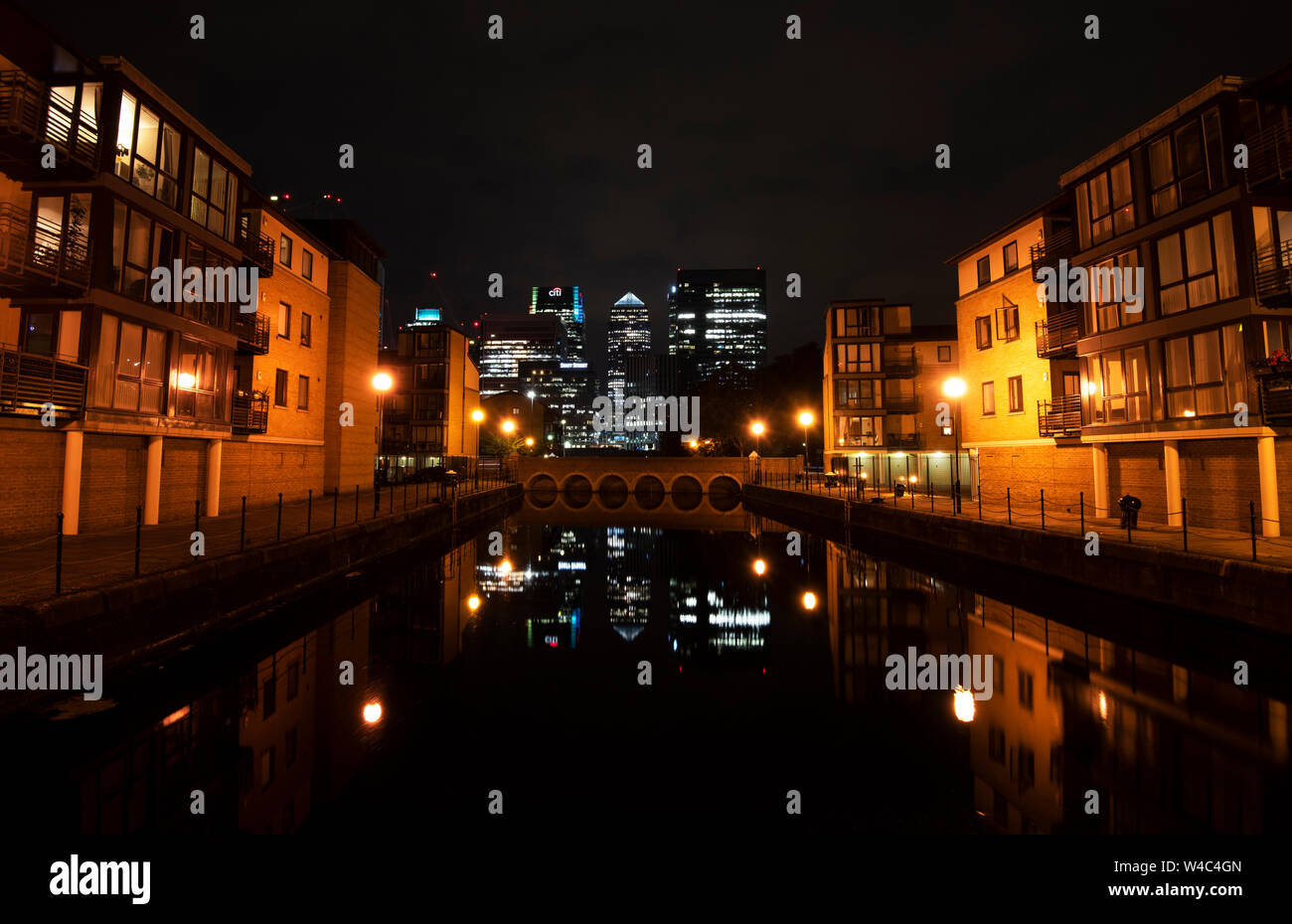 Canary Wharf in der Nacht, von den Blackwall Basin in London, England Großbritannien erfasst Stockfoto