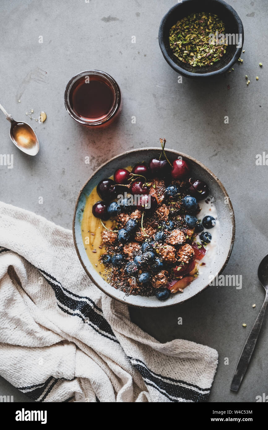 Gesund vegan Frühstück mit Quinoa Müsli coconut Joghurt Schale Stockfoto