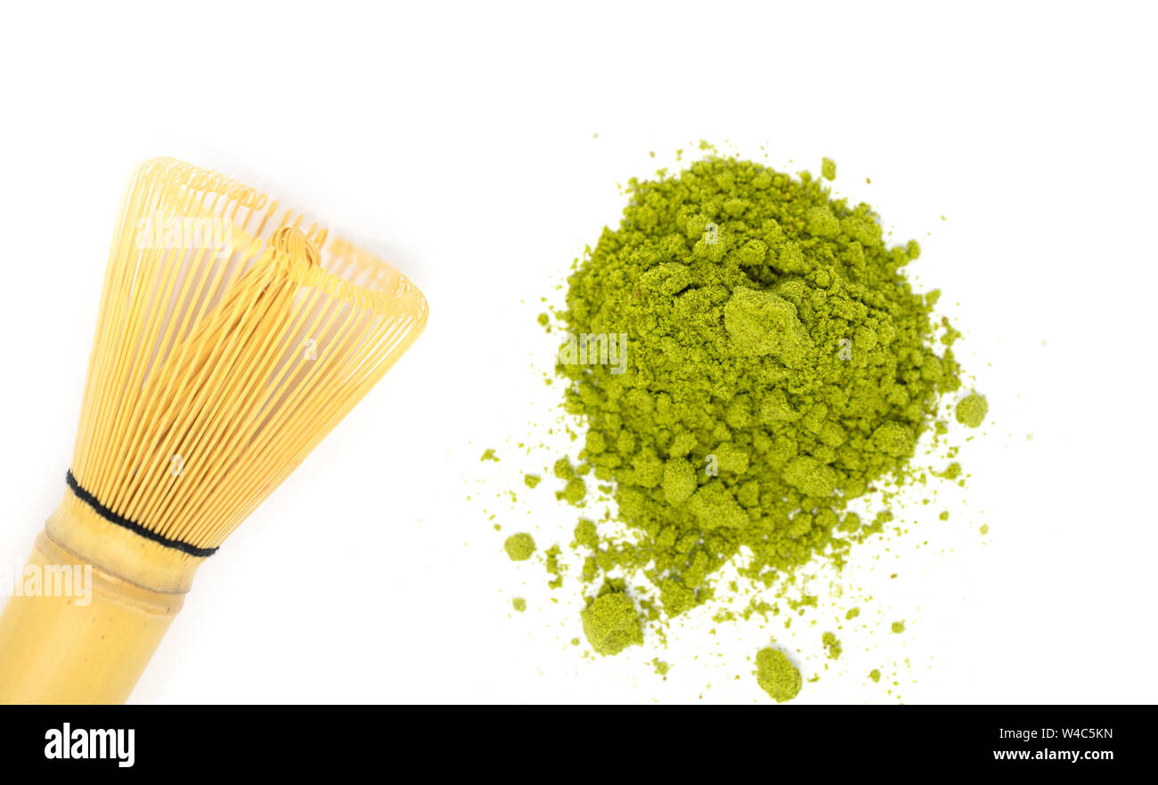 Matcha Tee Pulver, auf weißem Hintergrund Stockfoto
