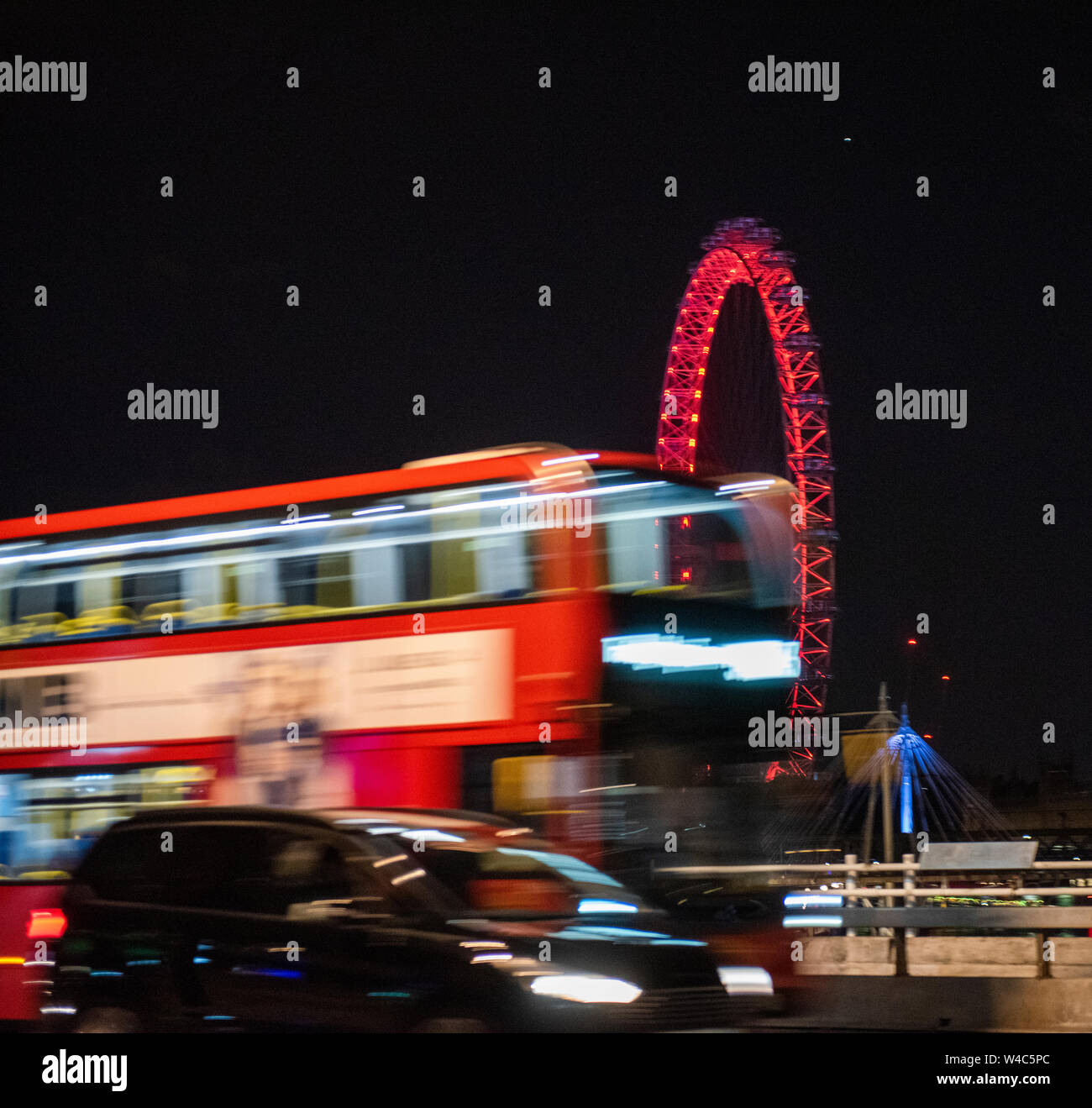 Bewegung eines London Bus Reisen über die Waterloo Bridge bei Nacht unscharfe, London England Großbritannien Stockfoto