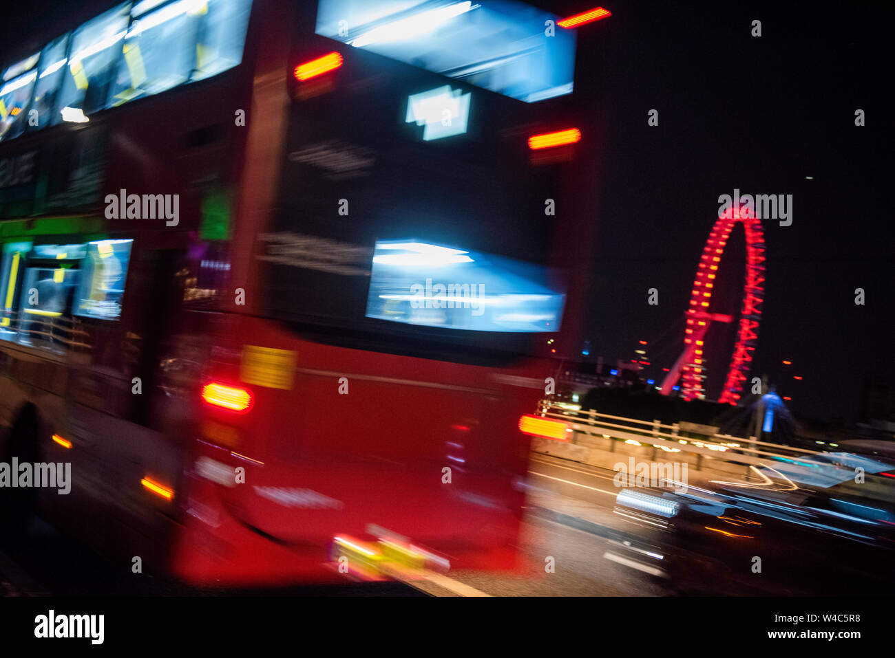 Bewegung eines London Bus Reisen über die Waterloo Bridge bei Nacht unscharfe, London England Großbritannien Stockfoto