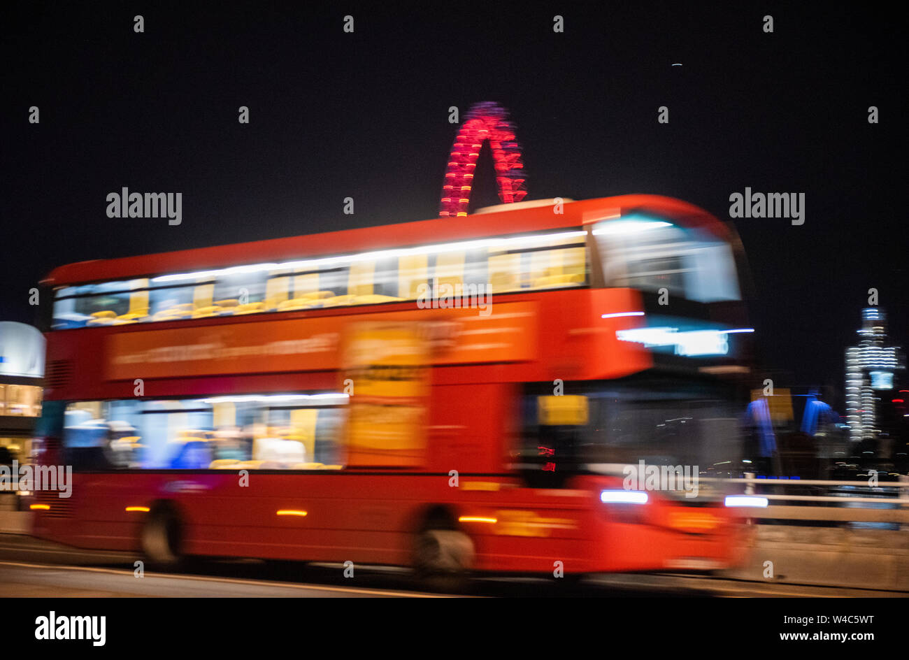 Bewegung eines London Bus Reisen über die Waterloo Bridge bei Nacht unscharfe, London England Großbritannien Stockfoto