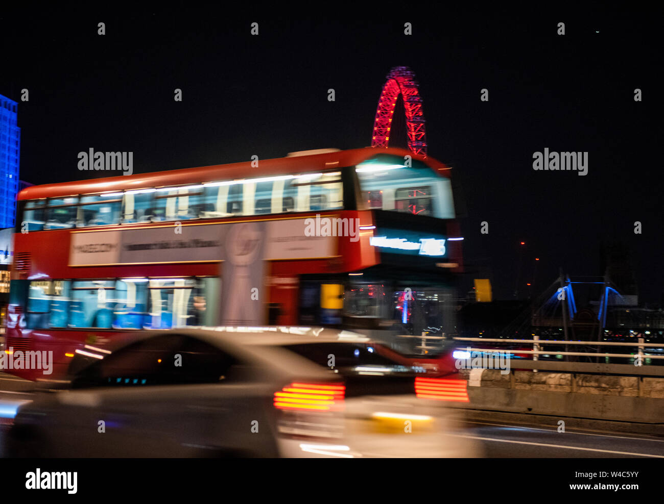 Bewegung eines London Bus Reisen über die Waterloo Bridge bei Nacht unscharfe, London England Großbritannien Stockfoto