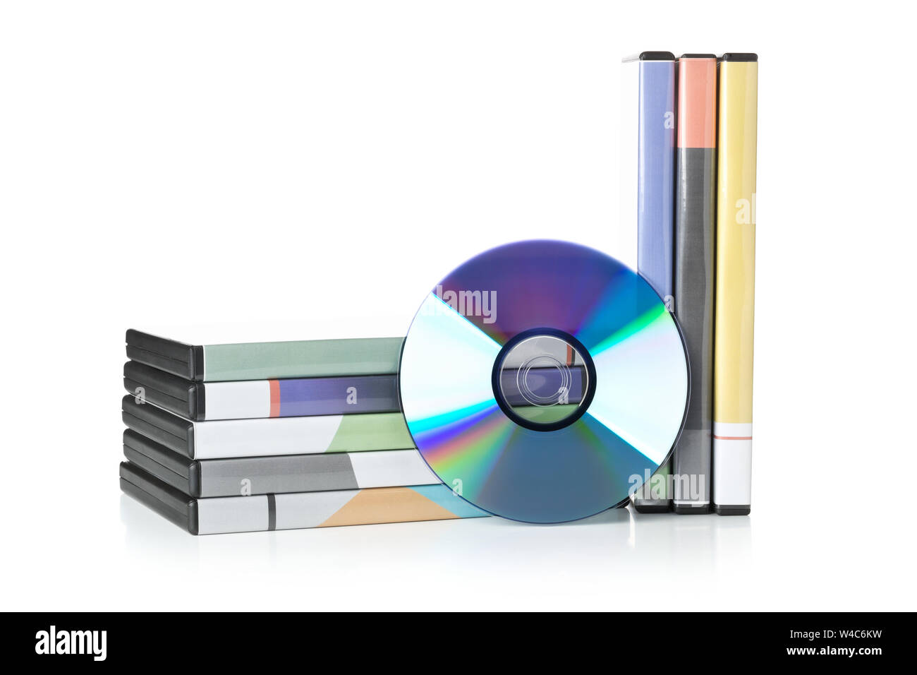 DVD, CD-ROM oder Blu-Ray Disc mit gestapelten Boxen für Filme, Audio- oder Software auf weißem Hintergrund Stockfoto