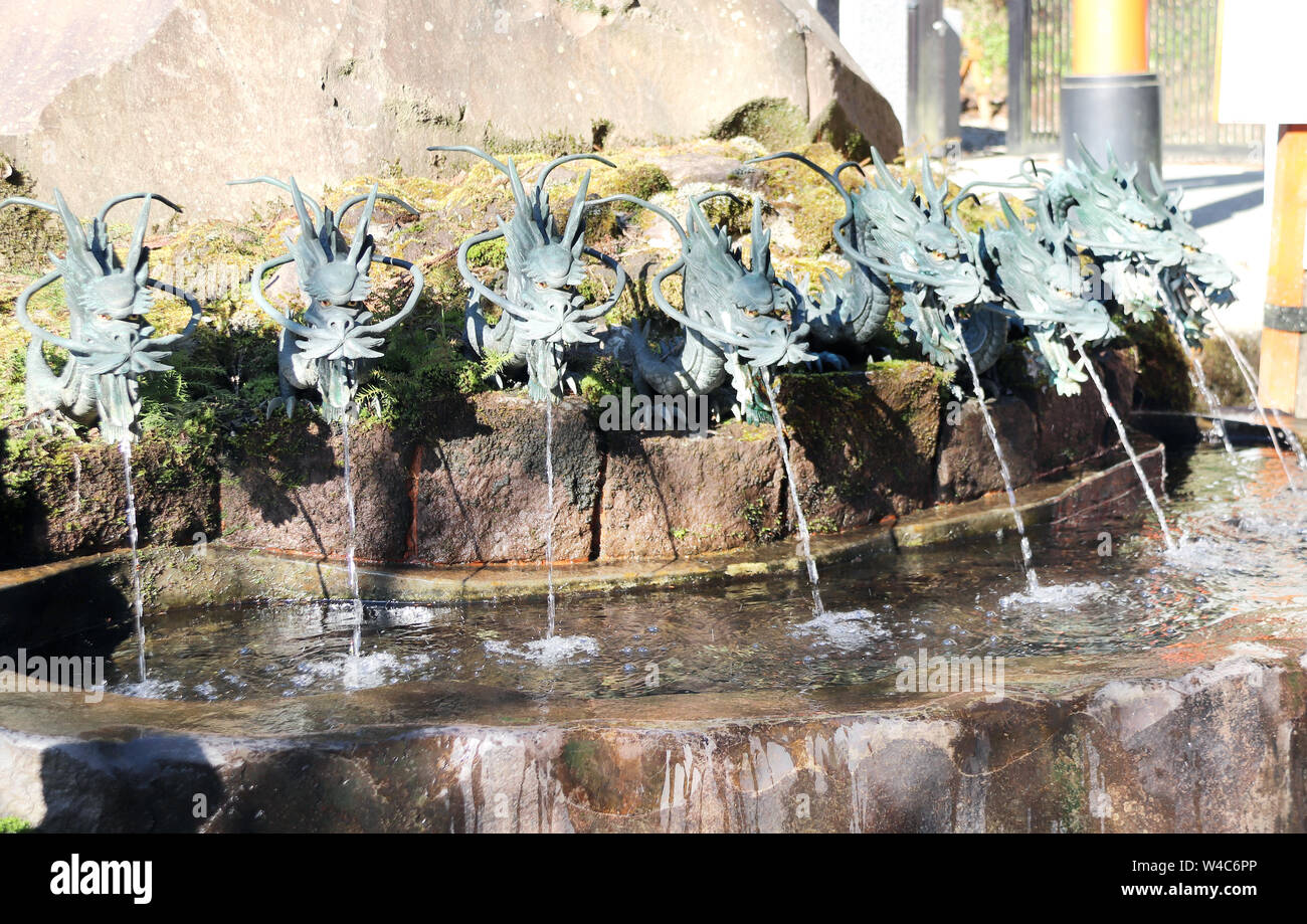 Temizuya - Wasserbecken für rituelle Waschung mit Drachen Kopf in Hakone-Schrein, Hakone, Stadt der Präfektur Kanagawa, Japan Stockfoto