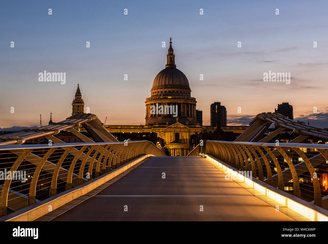 Sonnenaufgang an der Millennium Bridge, London England Großbritannien Stockfoto