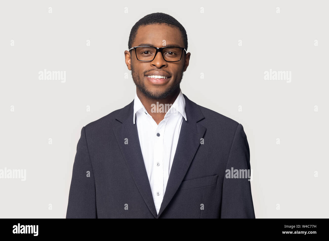 Lächelnd schwarzer Mann in Anzug auf der studio Hintergrund posiert Stockfoto