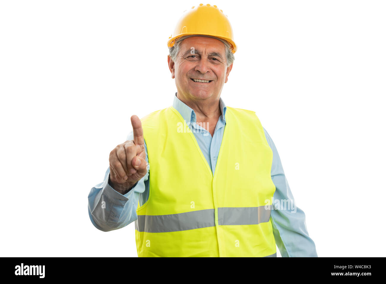 Alten männlichen Builder berühren unsichtbare Bildschirm als leer Copyspace mit Zeigefinger auf weißem Hintergrund Stockfoto