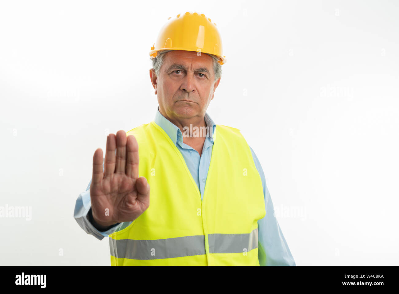 Alte builder Mann wütend wie die verbotenen Geste mit dem Zeigefinger auf weißem studio Hintergrund isoliert Stockfoto