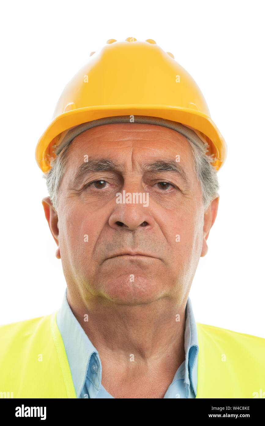 Closeup Portrait von alten männlichen Builder tragen gelbe hardhat und fluoreszierenden Weste auf weißem Hintergrund Stockfoto