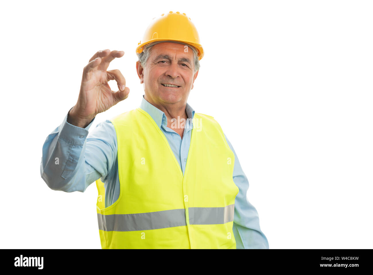 Alte builder Mann mit freundlichem Ausdruck, okay Geste mit Fingern auf weißem studio Hintergrund isoliert Stockfoto
