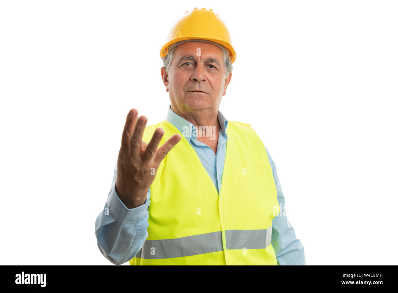 Männliche Builder mit freundlichem Ausdruck halten Sie die Finger nach oben, als Nummer drei isoliert auf weißem Stockfoto
