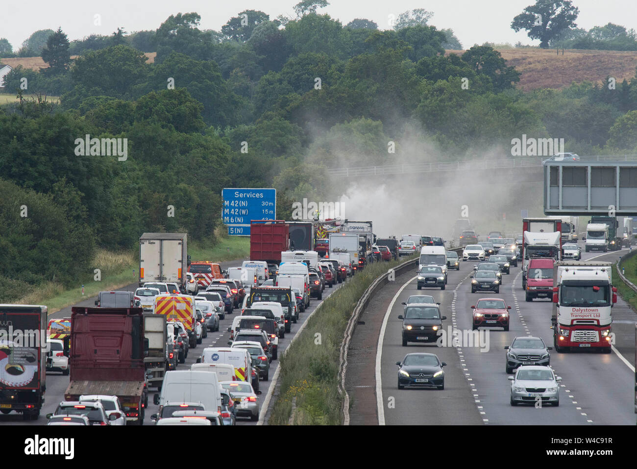 Der Verkehr auf der Autobahn M40 nr Warwick während Emergency Services reagieren zu einem LKW-Brand. 19.7.19 Stockfoto