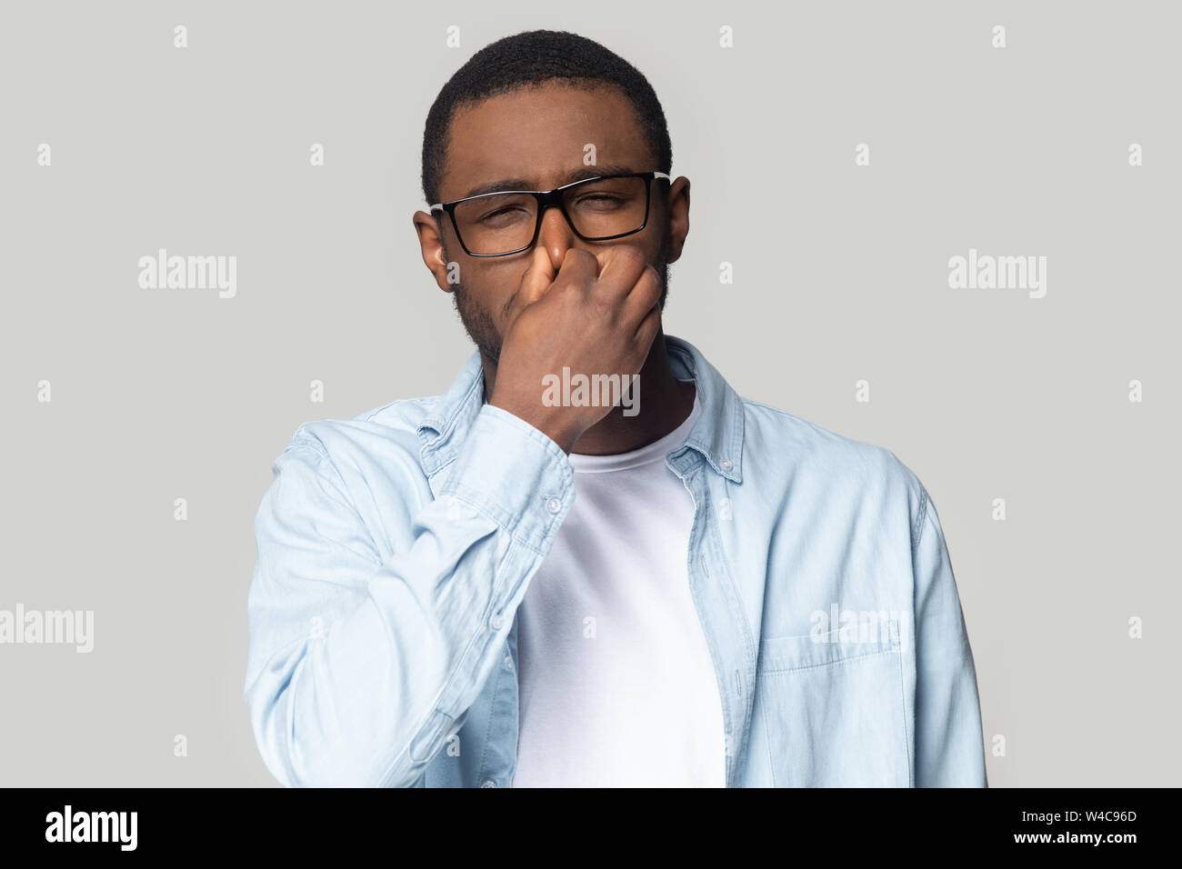 Unglücklich afrikanische amerikanische Mann die Nase unangenehmer Geruch vermeiden Stockfoto