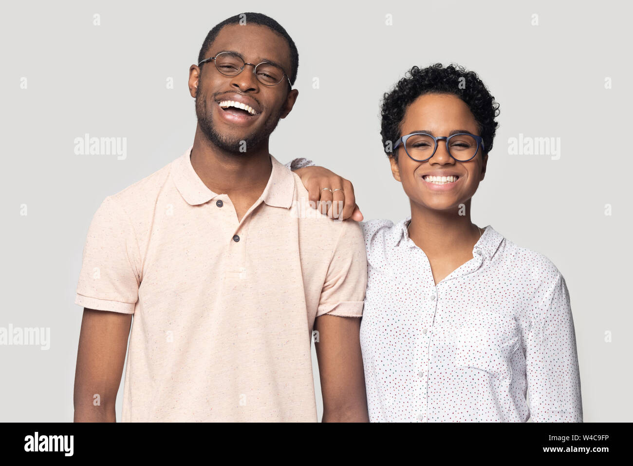Lächelnd ethnischen Paar in Gläser Lachen für Bild posiert Stockfoto